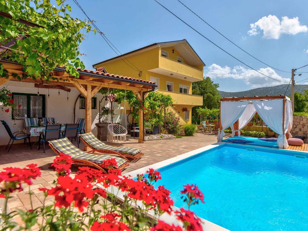 Ferienhaus mit Pool, Grill, Außenküche und Spielplatz