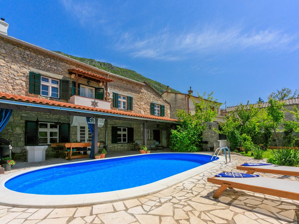 Ferienhaus mit Außenpool und Sommerküche