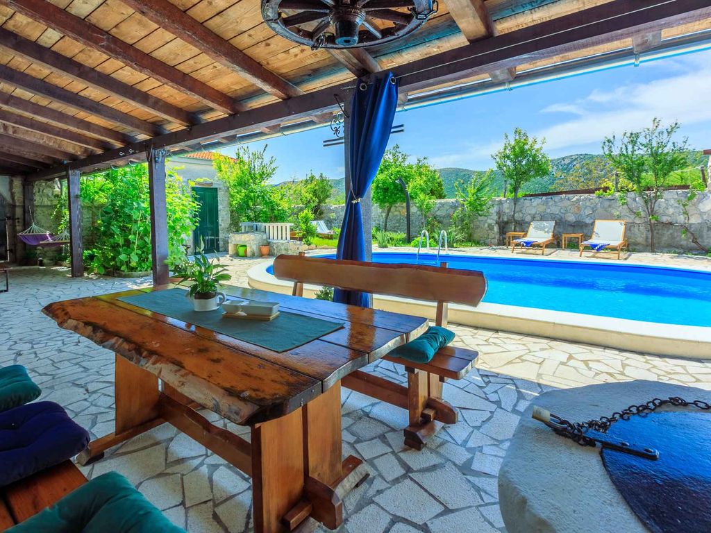 Ferienhaus mit Außenpool und Sommerküche
