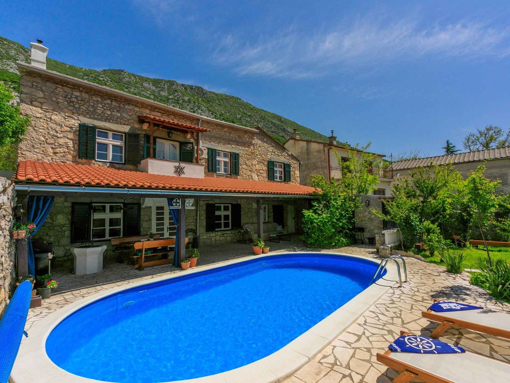 Ferienhaus mit Außenpool und Sommerküche