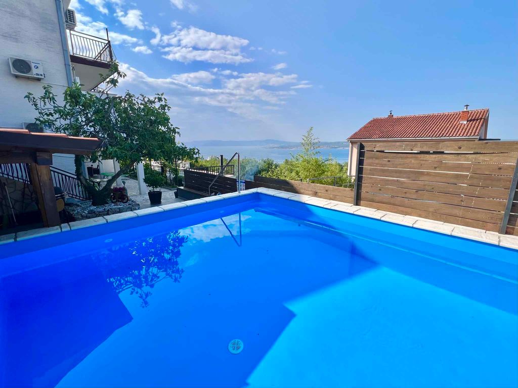 Ferienwohnung mit Meerblick und Pool