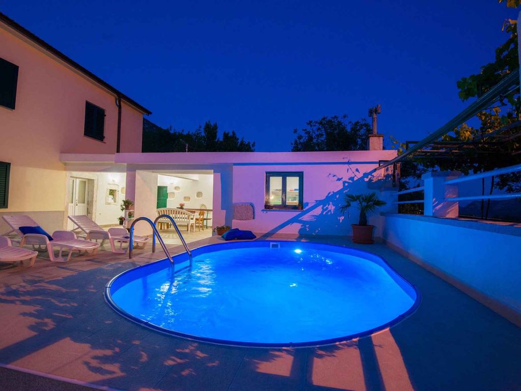 Ferienhaus mit Swimmingpool, Terrasse und Grill