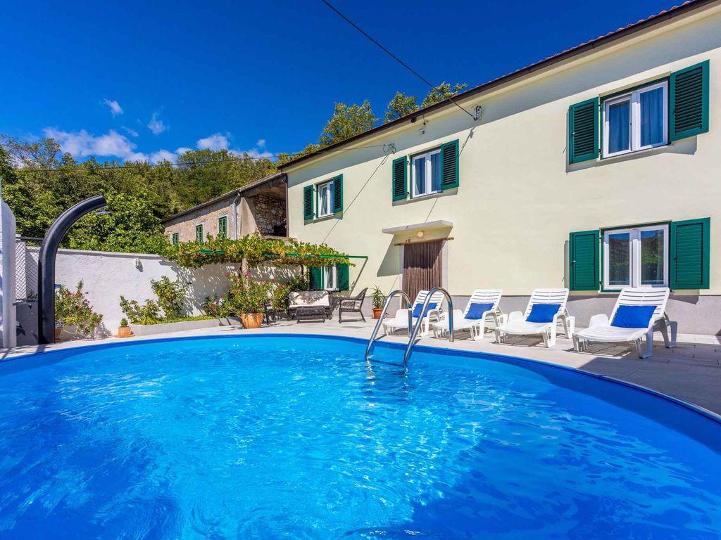 Ferienhaus mit Swimmingpool, Terrasse und Grill