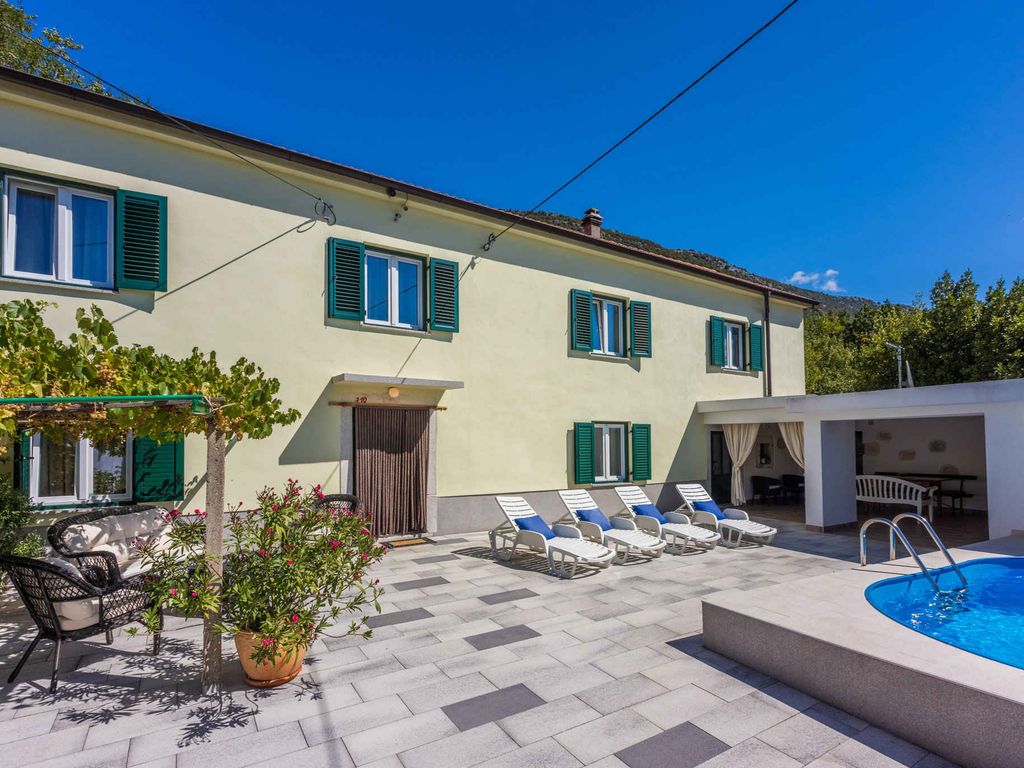 Ferienhaus mit Swimmingpool, Terrasse und Grill