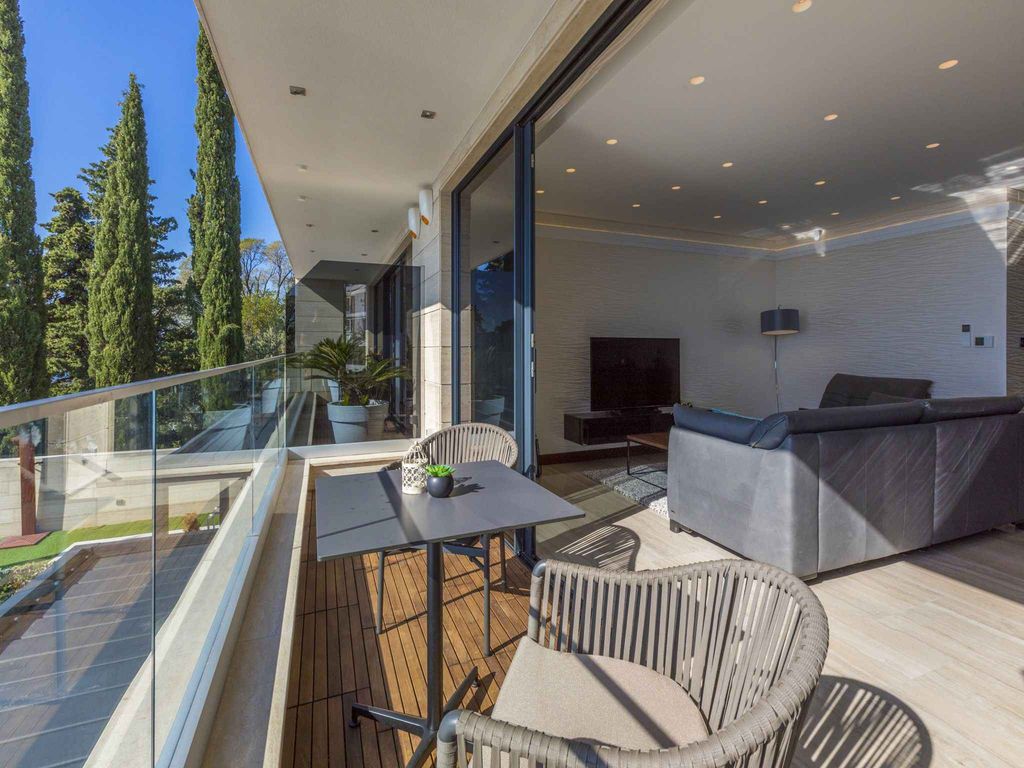 Ferienwohnung mit Außenpool und Meerblick