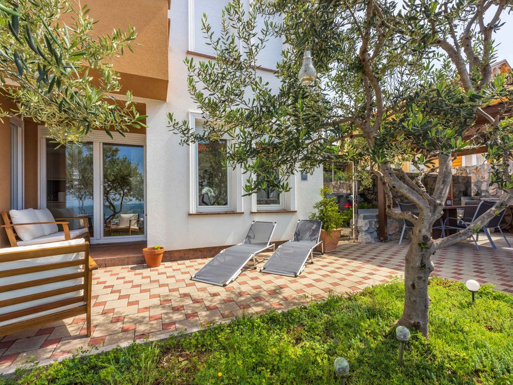 Ferienwohnung mit Jacuzzi und Terrasse