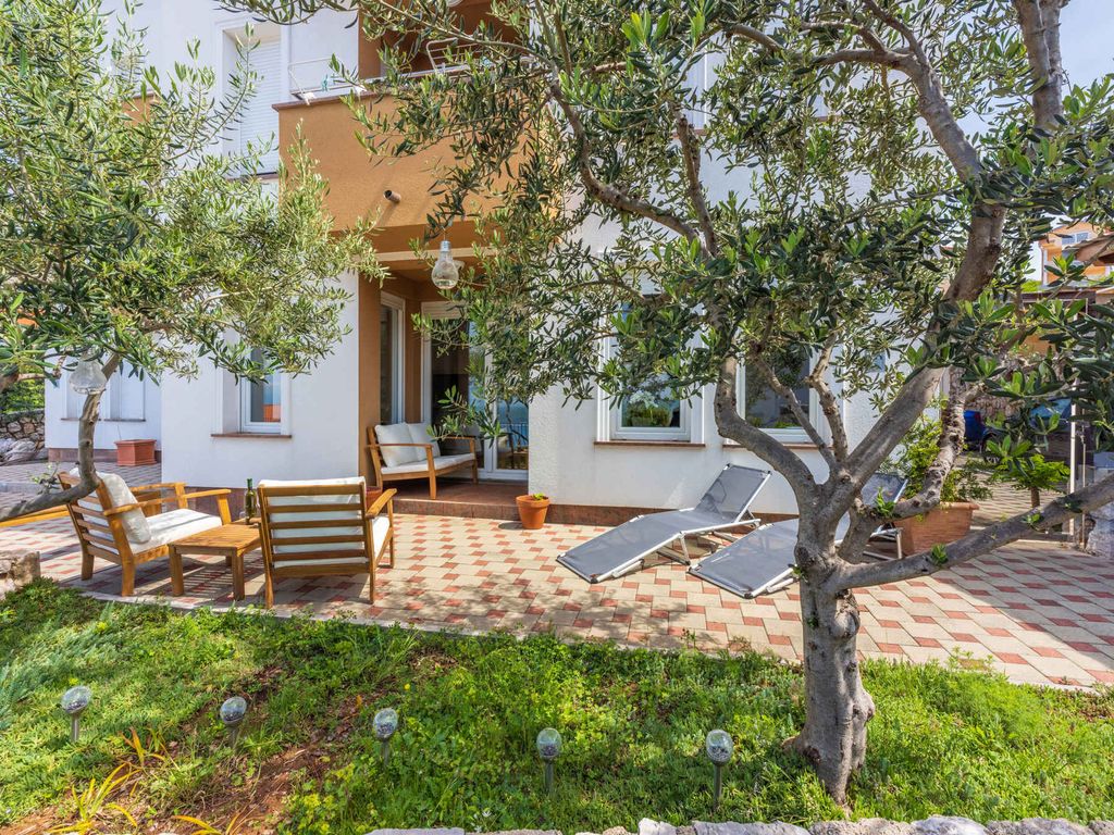 Ferienwohnung mit Jacuzzi und Terrasse