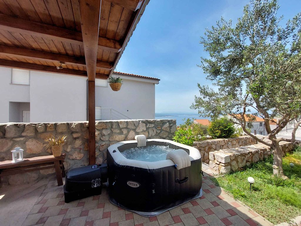 Ferienwohnung mit Jacuzzi und Terrasse