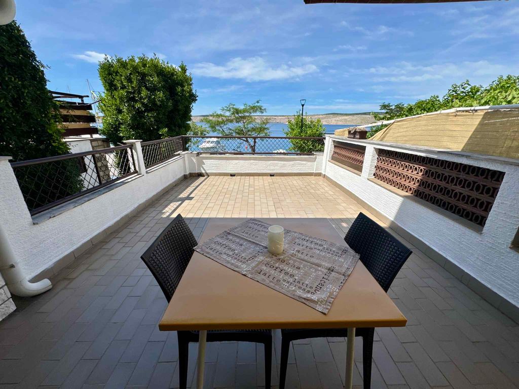 Ferienwohnung mit einem Balkon direkt am Meer