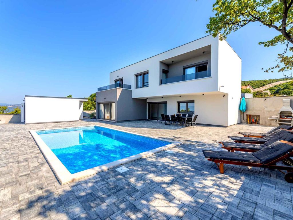 Villa mit Schwimmbad im ruhigen Dorf Smrika