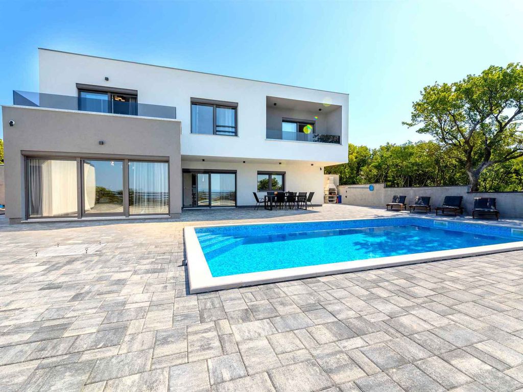 Villa mit Schwimmbad im ruhigen Dorf Smrika