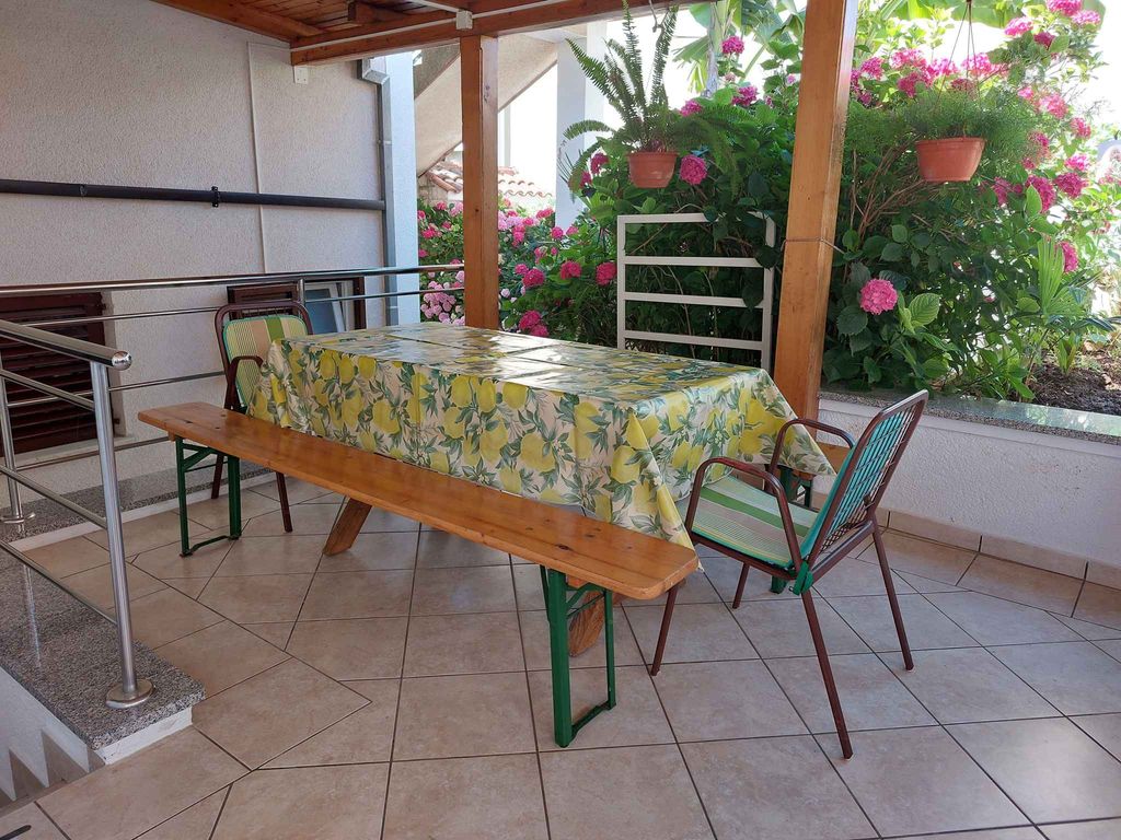 Ferienwohnung samo 300 od Jadrana