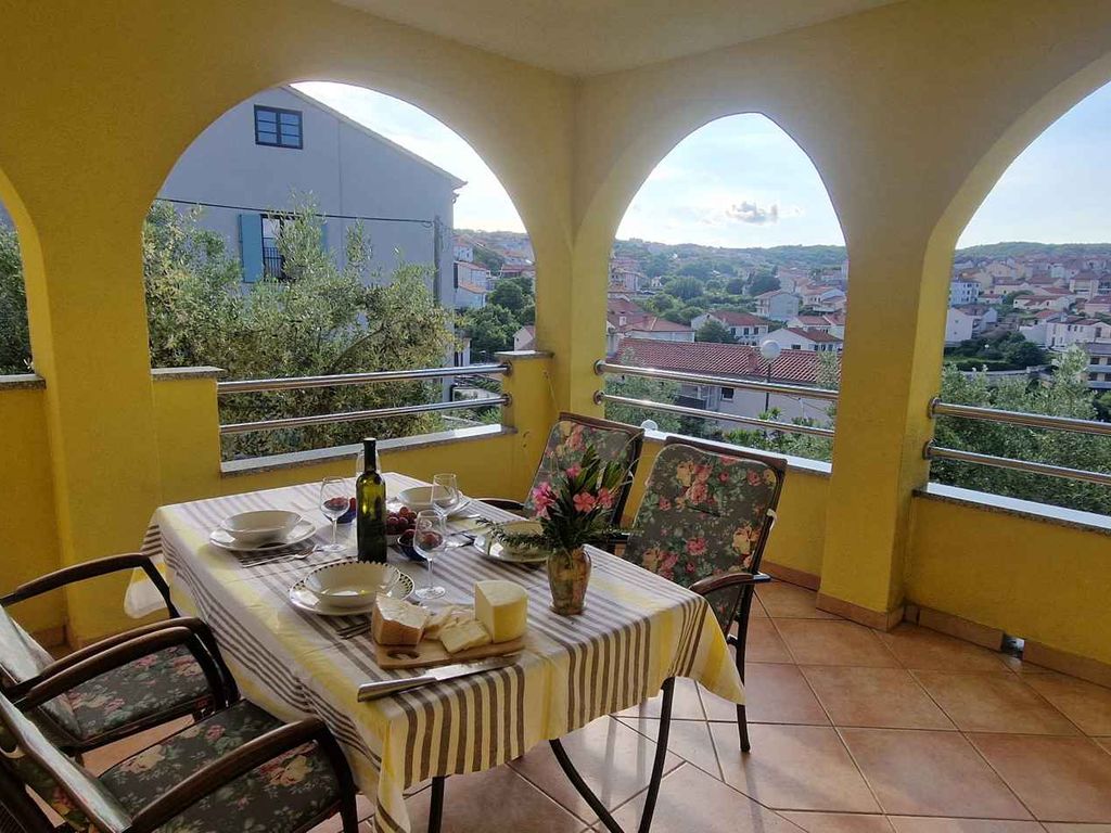 Ferienwohnung mit Terrasse und Meerblick 50 m von der Adria