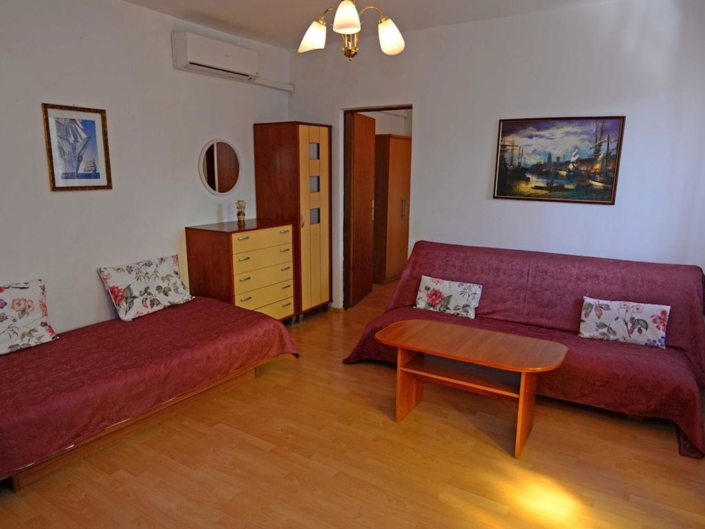 Ferienwohnung mit großer Terrasse und schönem Garten