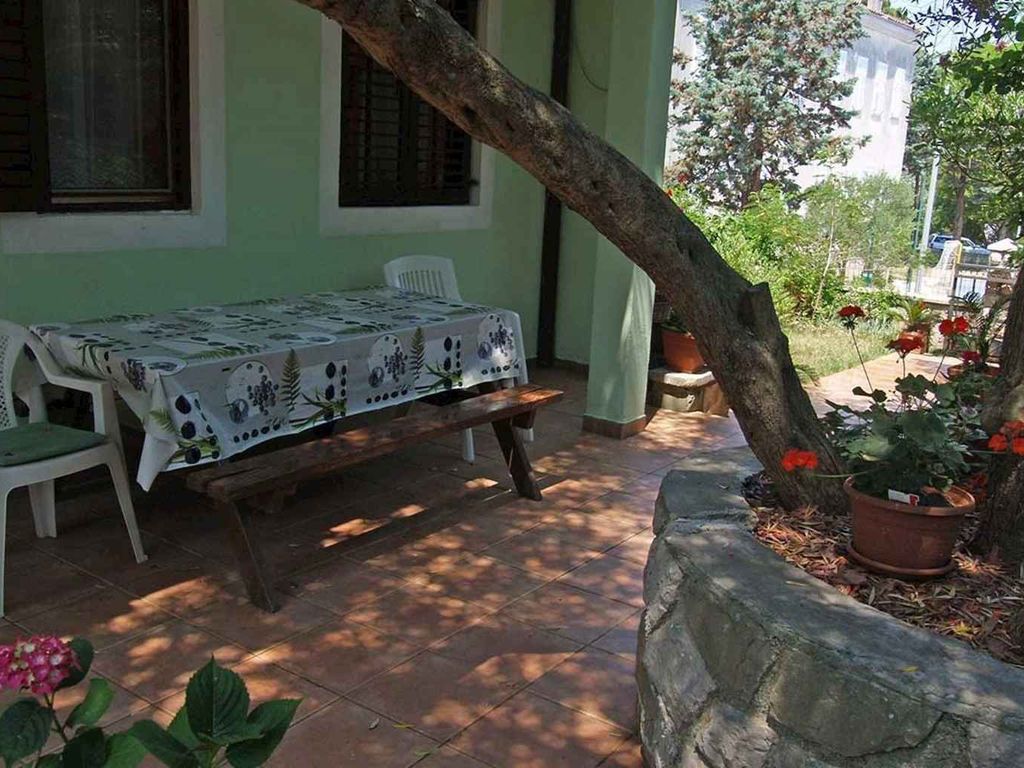 Ferienwohnung mit großer Terrasse und schönem Garten