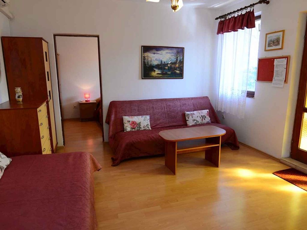 Ferienwohnung mit großer Terrasse und schönem Garten