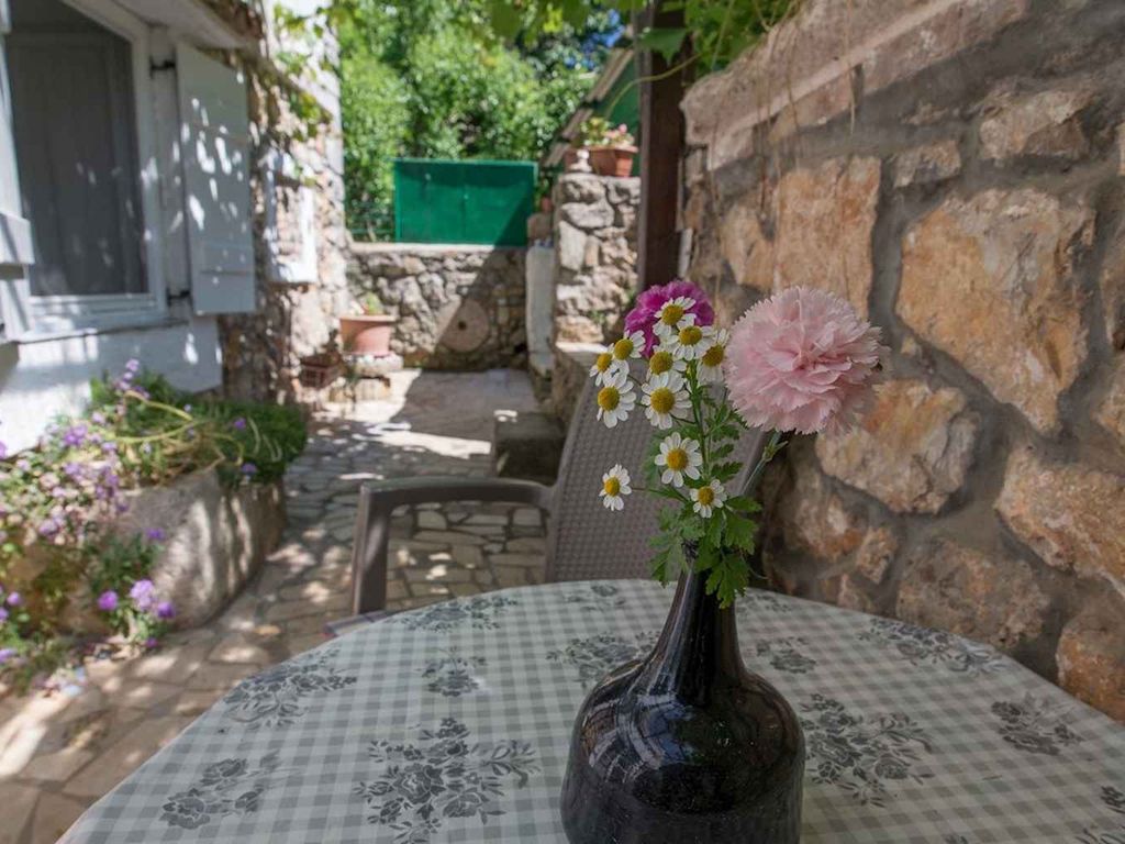 Studio mit TV und Terrasse