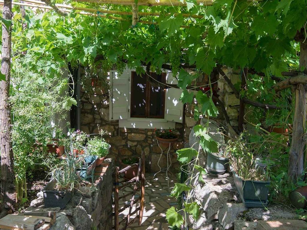 Studio mit TV und Terrasse