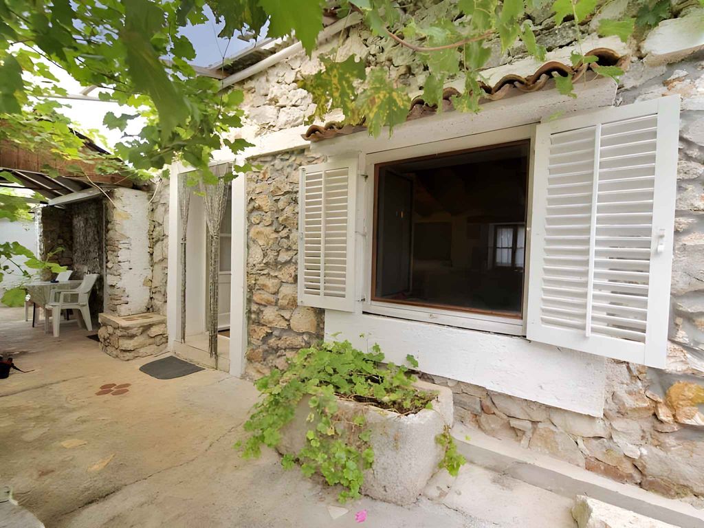 Studio mit TV und Terrasse