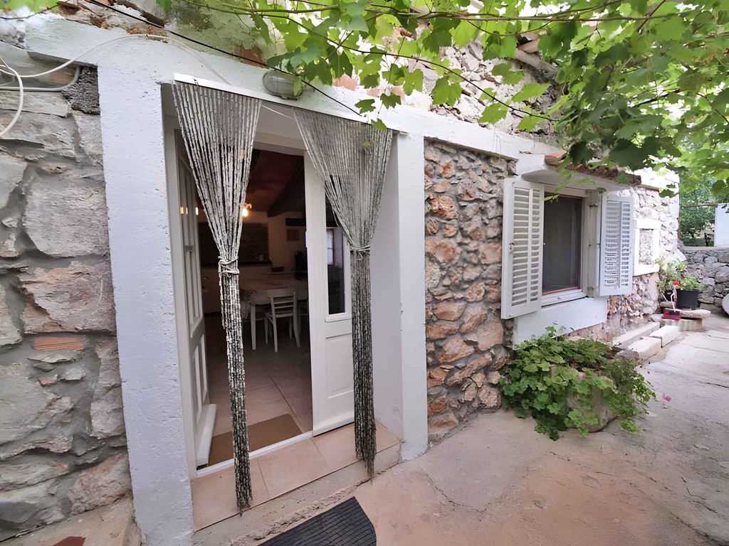 Studio mit TV und Terrasse