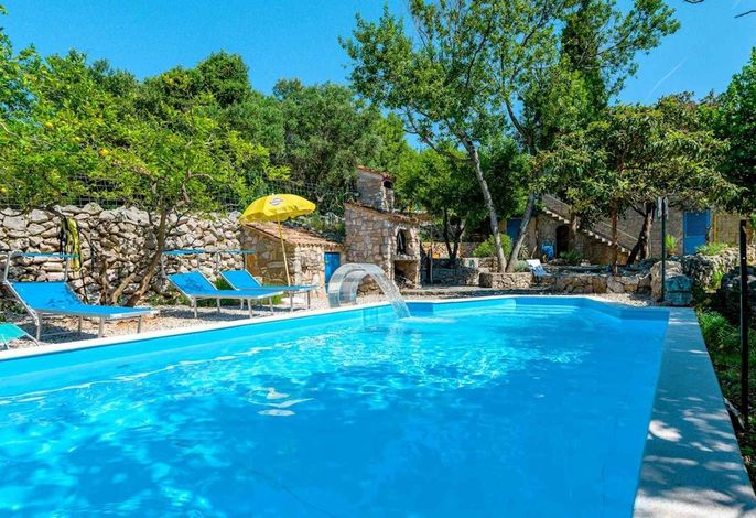 Ferienhaus mit Pool, Grillterrasse und Spielplatz