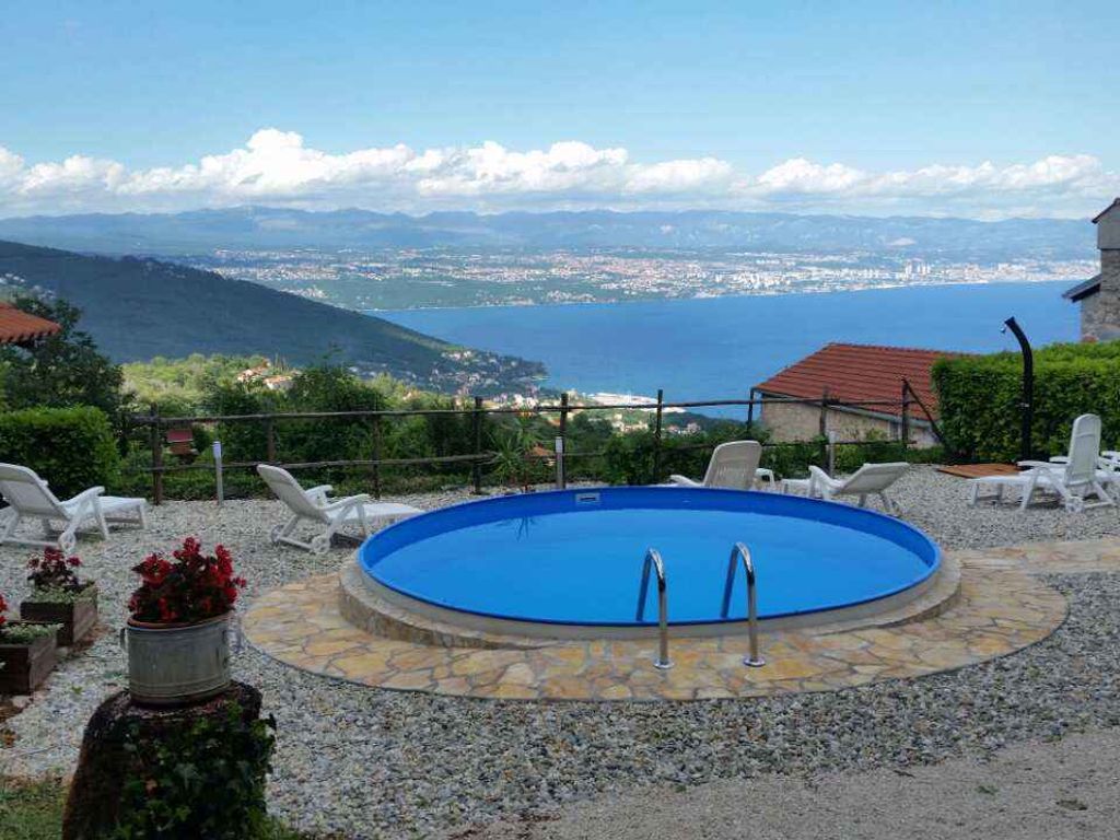 Ferienhaus mit Meerblick und Pool
