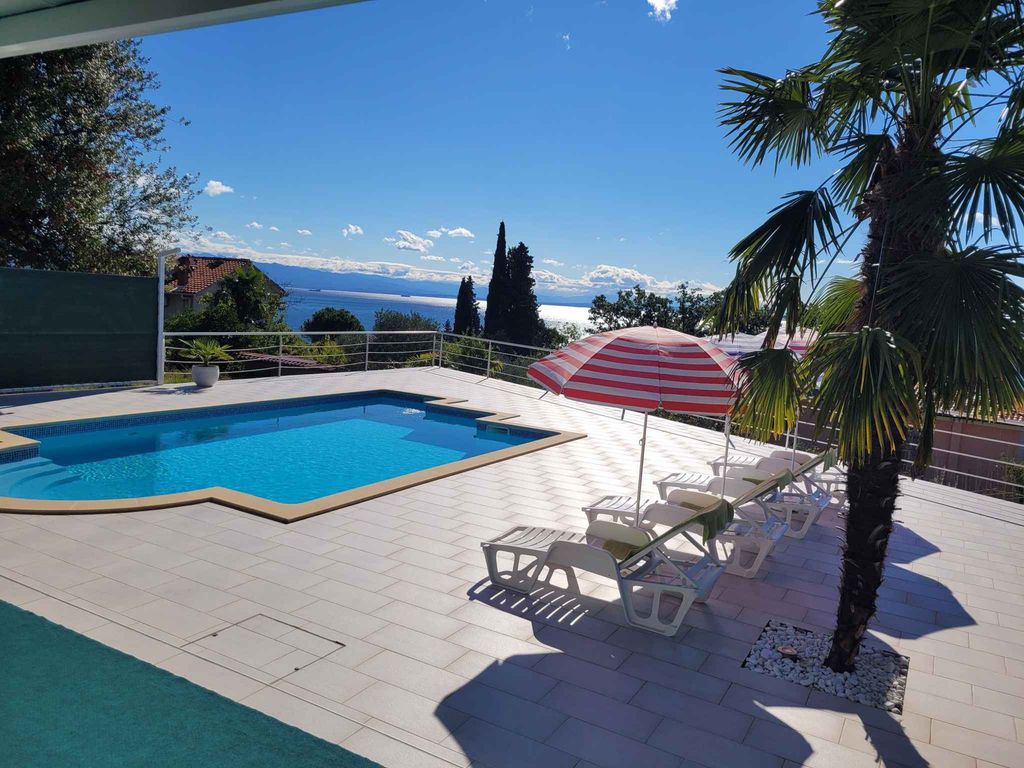 Ferienhaus mit Meerblick und Pool