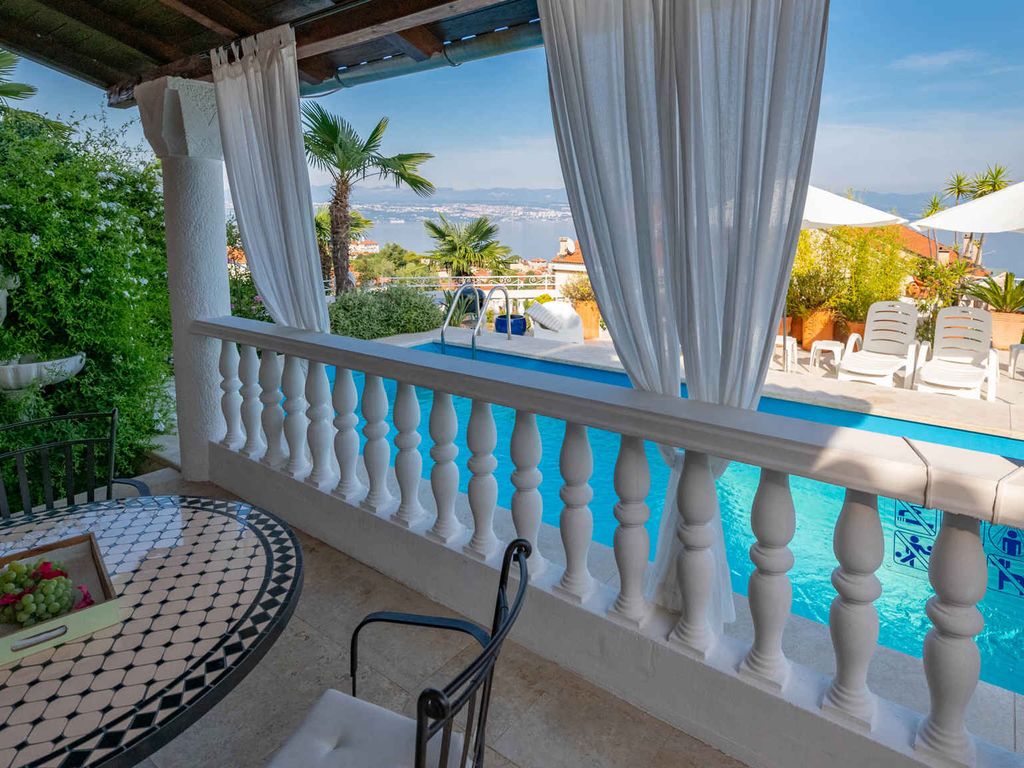 Ferienwohnung mit Meerblick und Außenpool