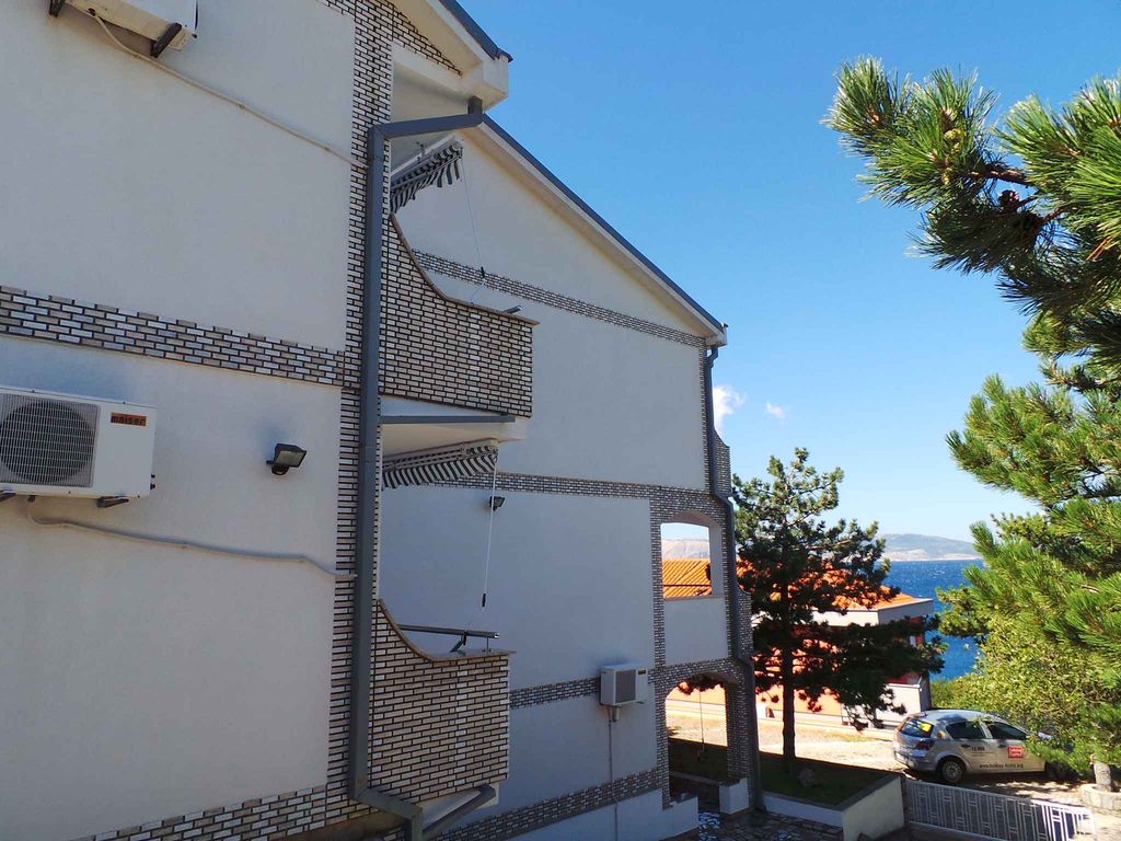 Ferienhaus mit Balkon und Meerblick in der Nähe des Strands
