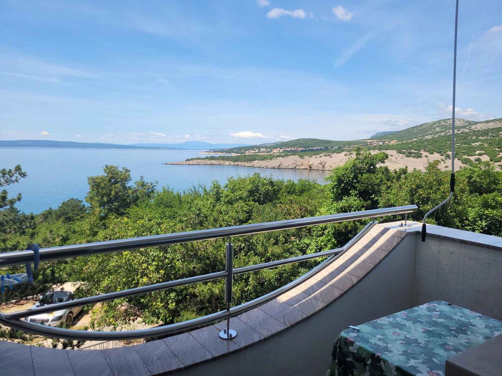 Ferienhaus mit Balkon und Meerblick in der Nähe des Strands