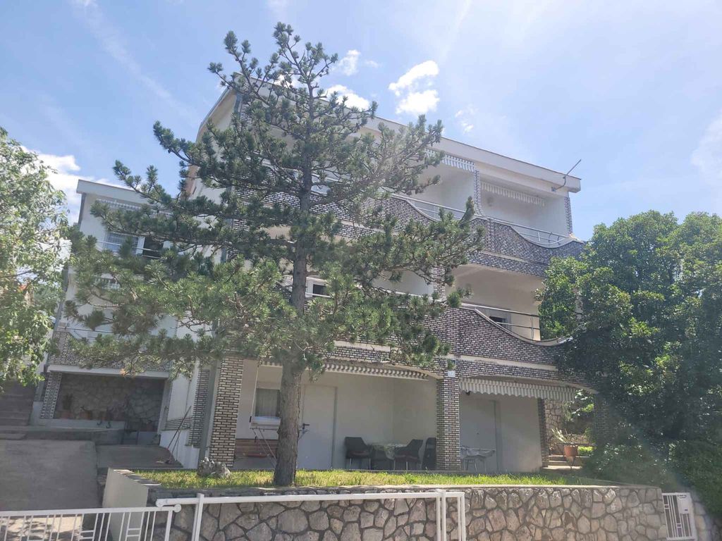 Ferienhaus mit Balkon und Blick aufs Meer