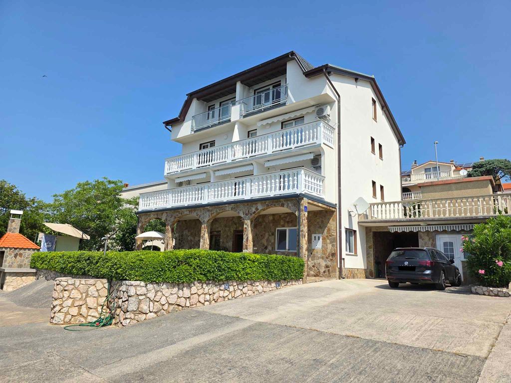 Ferienwohnung mit Balkon, 150 m vom Meer entfernt
