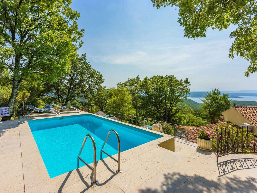 Villa mit Swimmingpool und Panoramablick