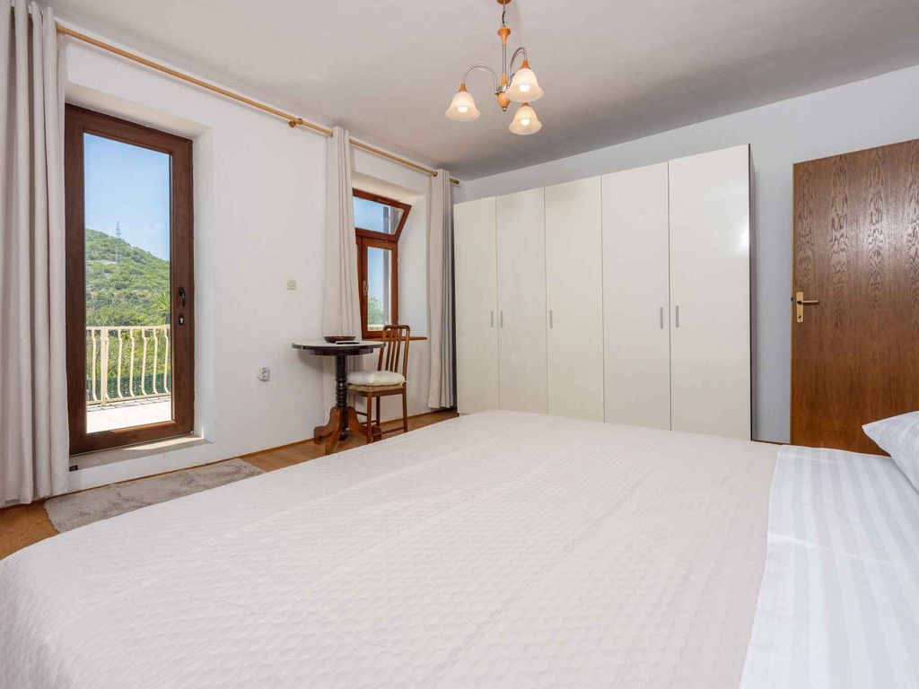 Ferienhaus mit Swimmingpool und großer Sonnenterrasse