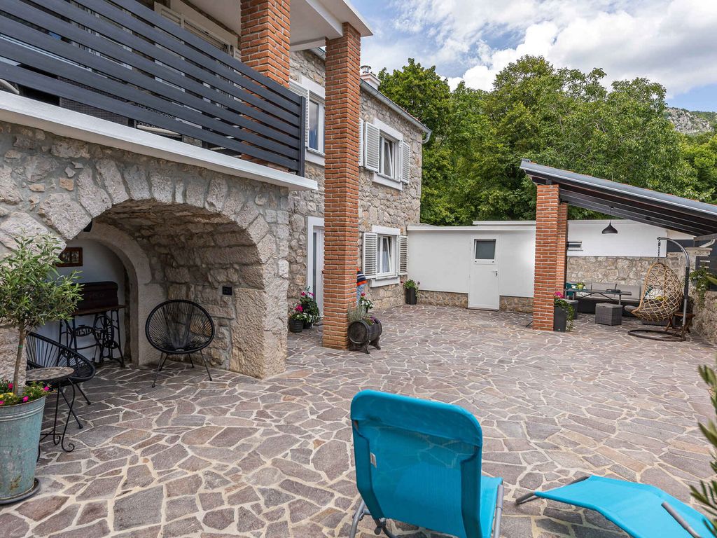Villa mit Swimmingpool und Gartenküche mit Grill