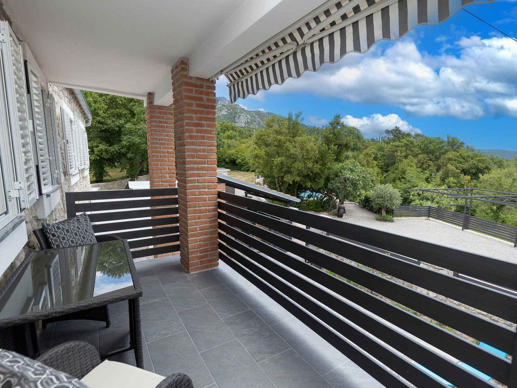 Villa mit Swimmingpool und Gartenküche mit Grill