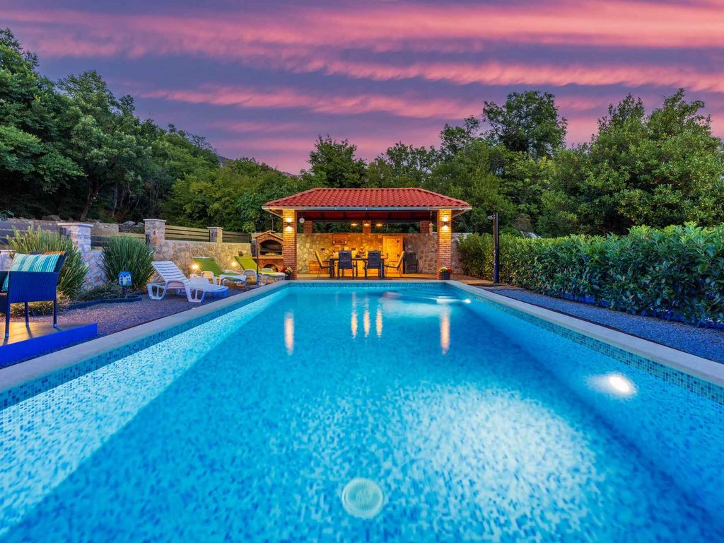 Villa mit Swimmingpool und Gartenküche mit Grill