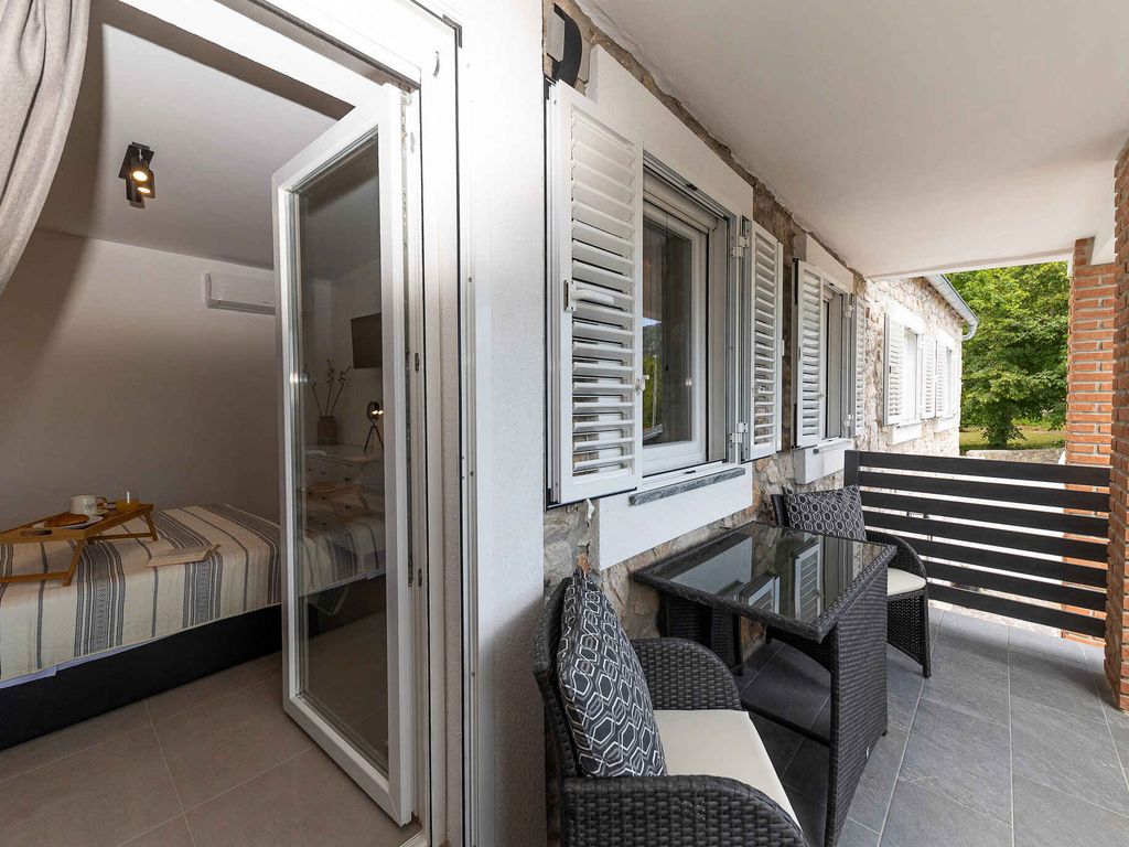 Villa mit Swimmingpool und Gartenküche mit Grill