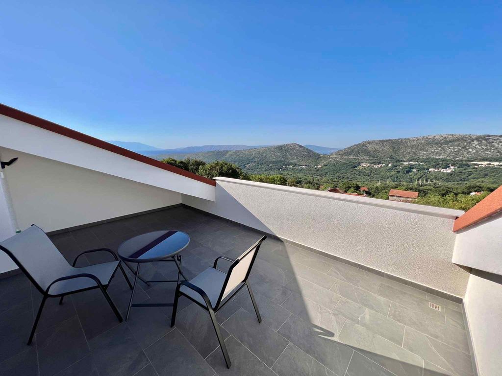 Villa modern eingerichtet mit Pool und Aussicht