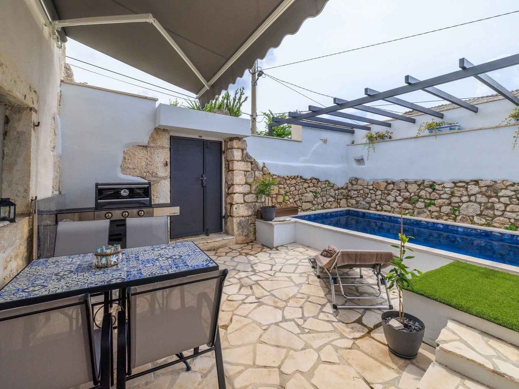 Ferienhaus mit Swimmingpool und Grill