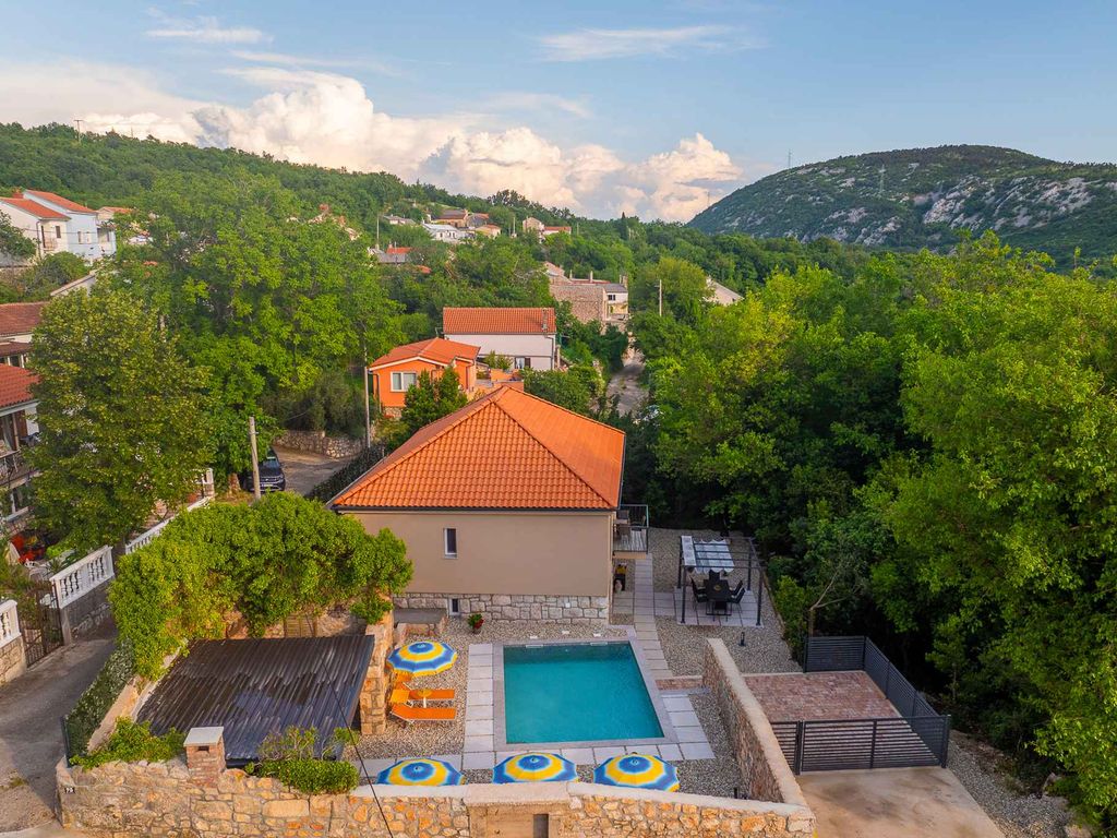Villa mit Swimmingpool und Grillterrasse