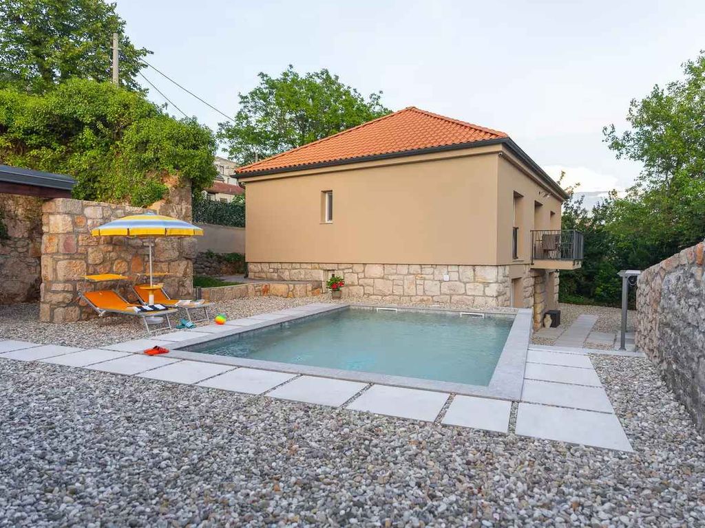 Villa mit Swimmingpool und Grillterrasse
