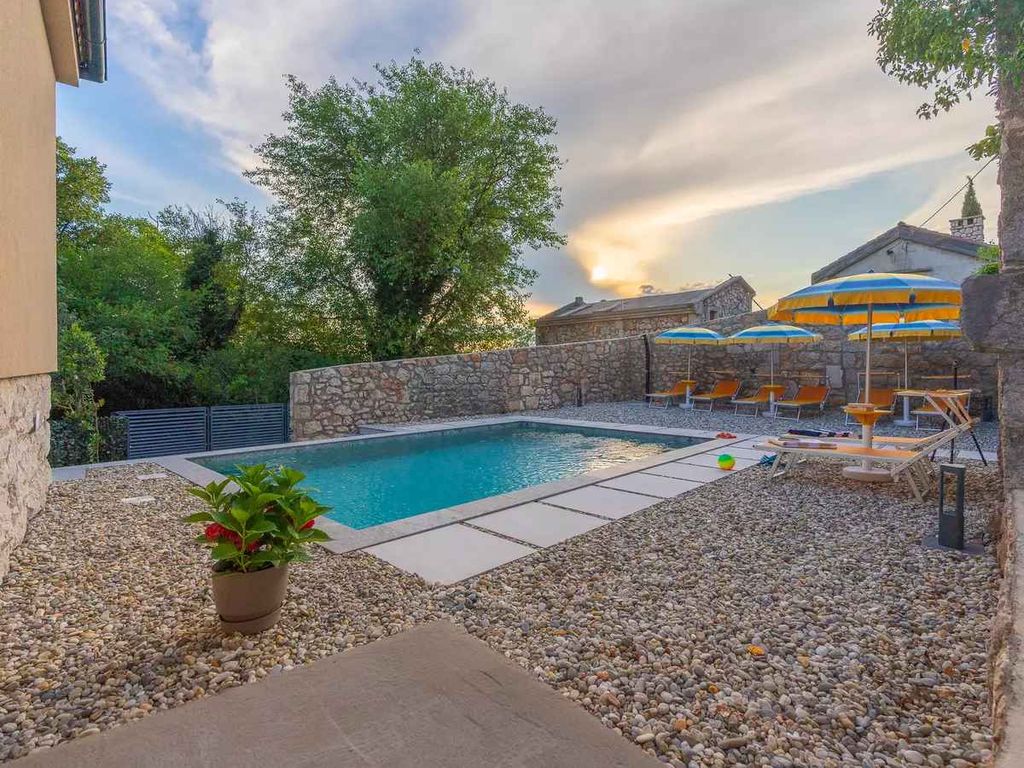 Villa mit Swimmingpool und Grillterrasse