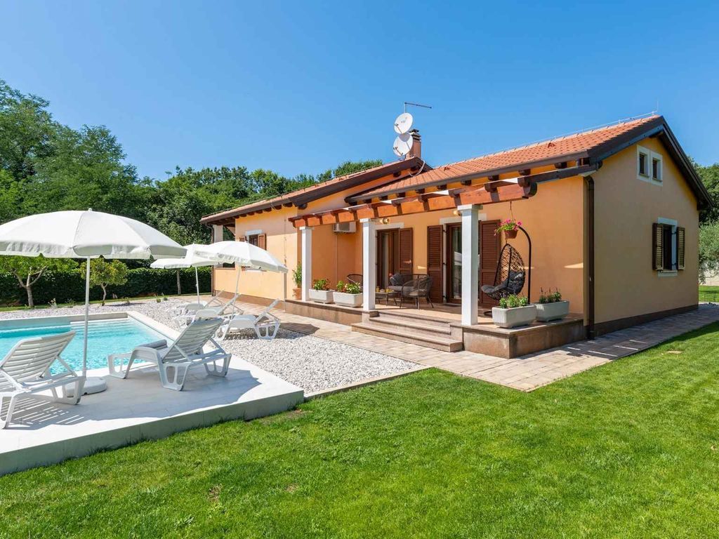 Villa mit Pool und Klimaanlage