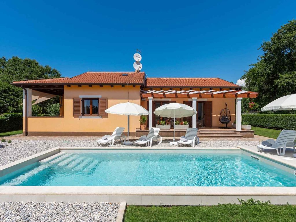 Villa mit Pool und Klimaanlage