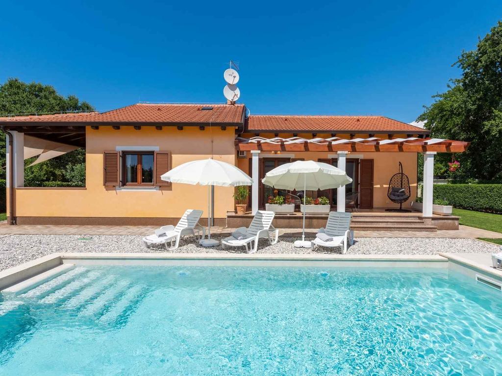 Villa mit Pool und Klimaanlage