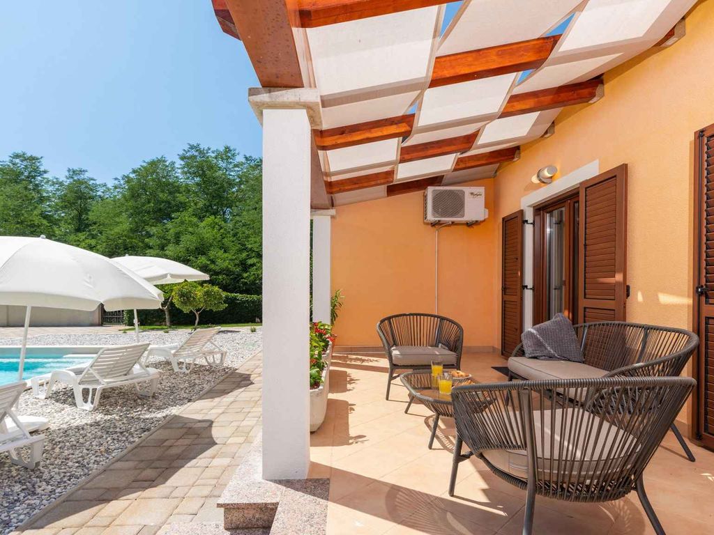 Villa mit Pool und Klimaanlage