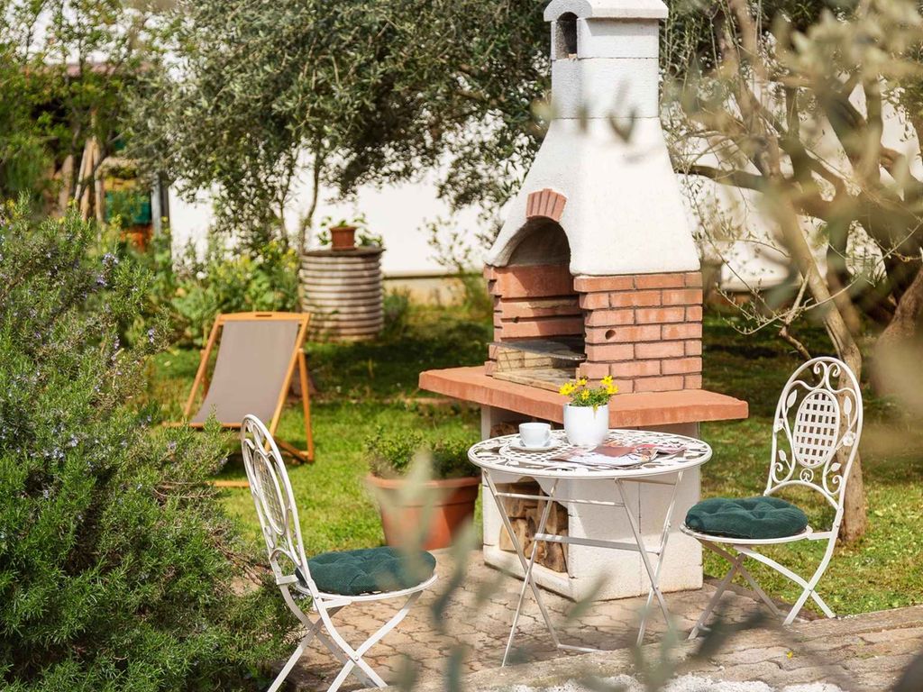 Apartment mit Garten und Terrasse für 4 Personen im Zentrum von Novigrad, 200 Meter vom Strand entfernt, Parkplatz inklusive
