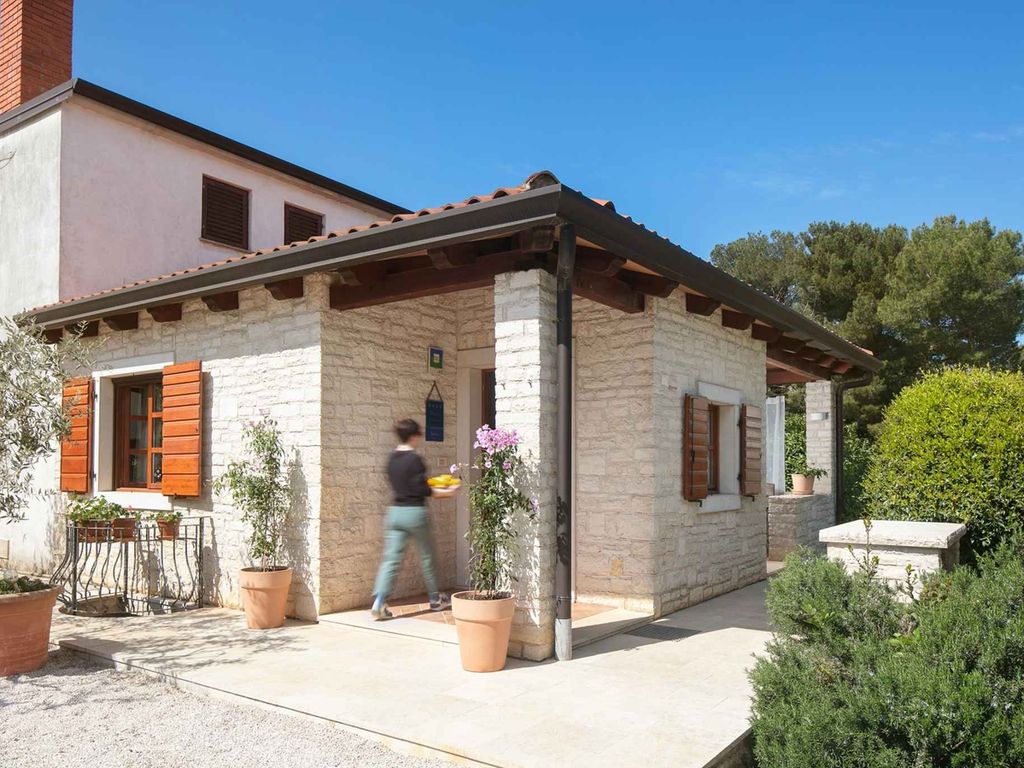 Apartment mit Garten und Terrasse für 4 Personen im Zentrum von Novigrad, 200 Meter vom Strand entfernt, Parkplatz inklusive