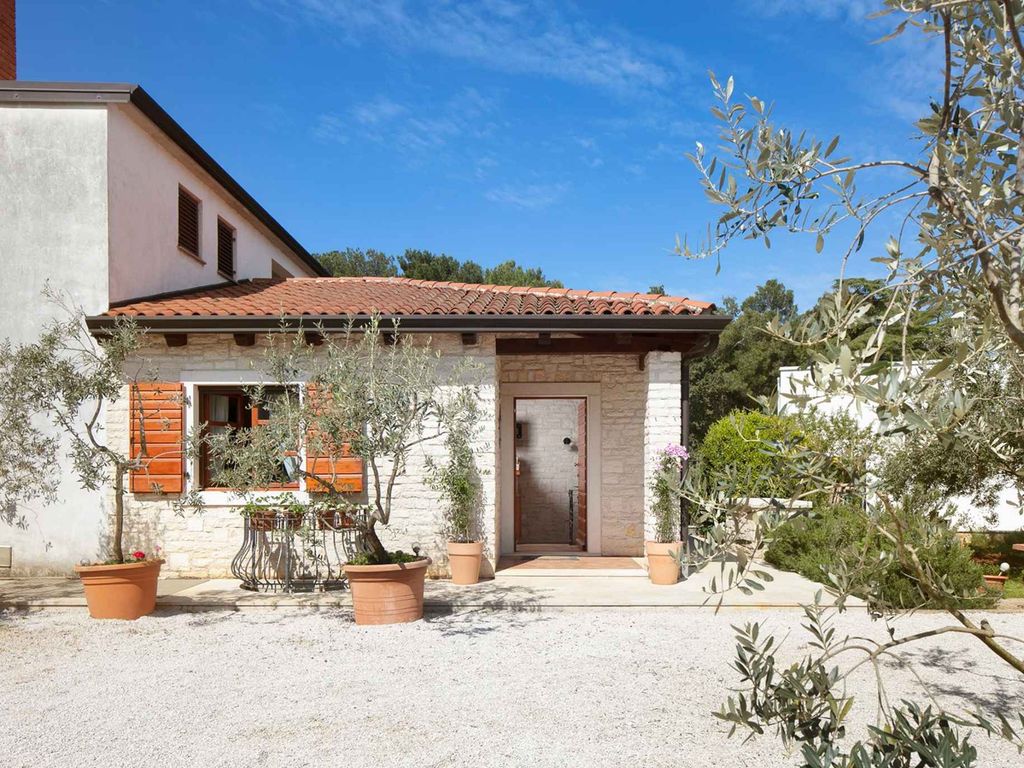 Apartment mit Garten und Terrasse für 4 Personen im Zentrum von Novigrad, 200 Meter vom Strand entfernt, Parkplatz inklusive